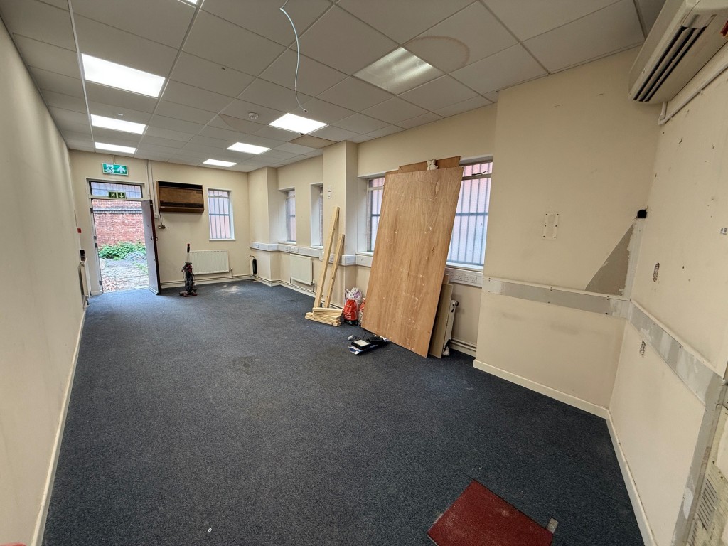 Lot: 14 - VACANT TOWN CENTRE COMMERCIAL PREMISES AND YARD WITH POTENTIAL - view of main office looking back to the entrance